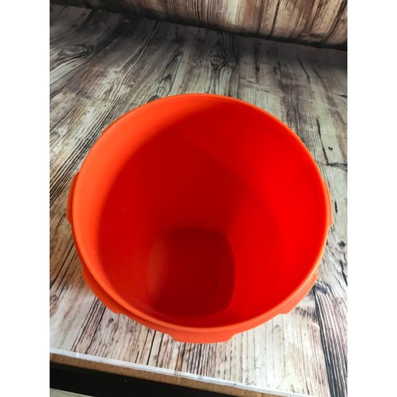 Vintage 70’s tangerine orange Tupperware canister with lid. - Picture 6 of 6